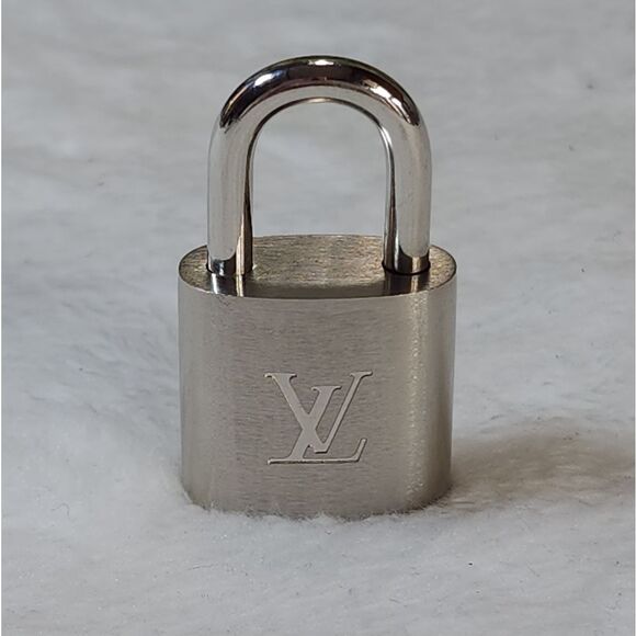 LV #317 LOCK AND 2 KEYS NWB Louis Vuitton Silver Lock and Keys #317 AUTHENTIC - Picture 10 of 13
